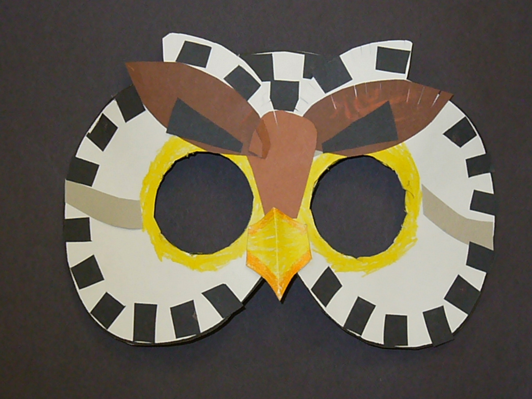 1637009068-caiden_bogle__grade_4__campbell__cut_paper_and_crayon_mask